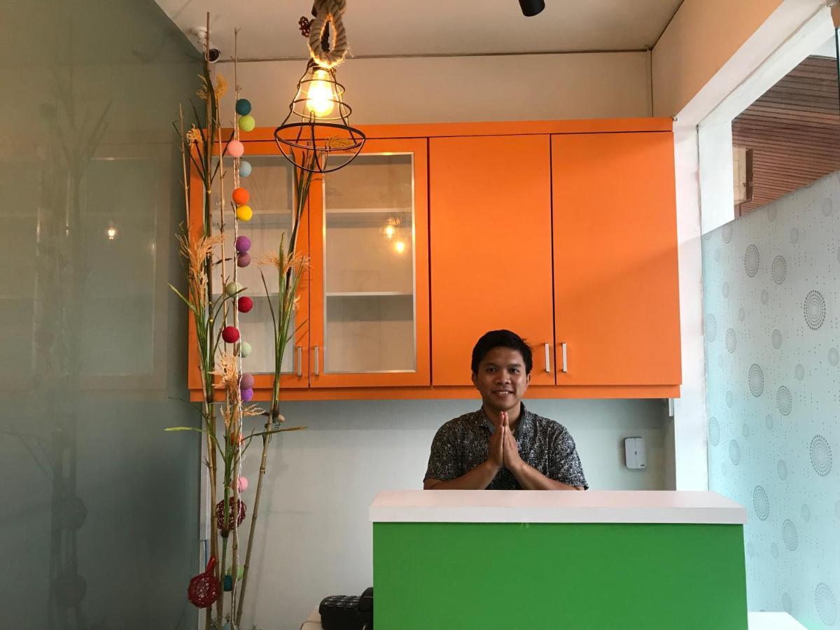 The Colour Hostel Pontianak Esterno foto